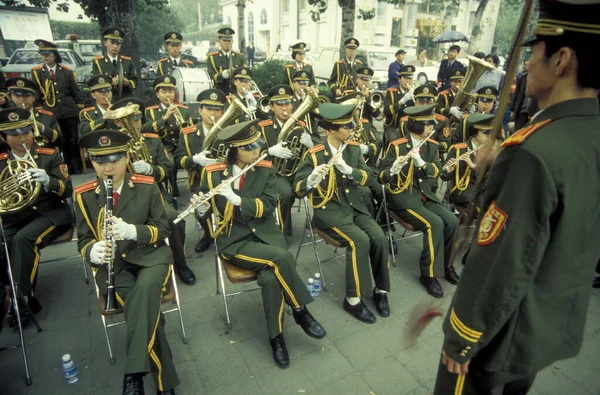 Askerler Çin 'in Pekin şehrinde Çin ordusunun müziğini çalıyorlar. Çin, Pekin, Ekim 1997