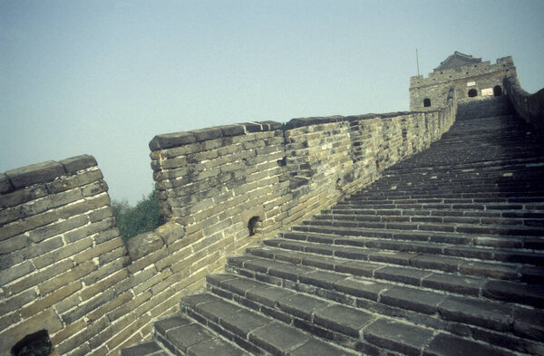 Великая Китайская стена в ландшафте к северу от Пекина в Китае. Китай, Пекин, октябрь 1997 года