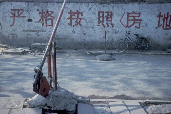 Çin 'in Pekin şehrindeki bir yol bariyerinde polis ve güvenlik. Çin, Pekin, Ekim 1997