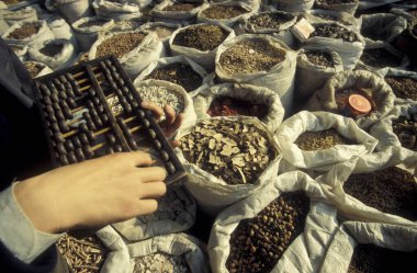Çin 'in Shaanxi Provinz şehrindeki Xian şehrinin merkezindeki Çin Tıp Marketi' nde alternatif Çin tıbbı. Çin, Xian, Ekim 1997