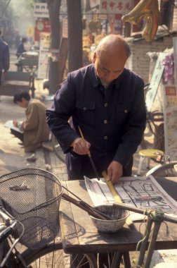 Çin 'deki Shaanxi' nin Provinz 'indeki Xian Eski Şehri' nde bir grafik dükkanı. Çin, Xian, Ekim 1997