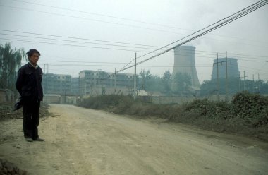 Çin 'deki Shaanxi Provinz' de Xian şehrinin yakınında bir nükleer enerji santrali. Çin, Xian, Ekim 1997