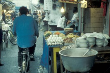 Çin 'deki Shaanxi Provinz' deki eski Xian şehrindeki Müslüman Mahallesi 'ndeki Müslüman Restoranları. Çin, Xian, Ekim 1997
