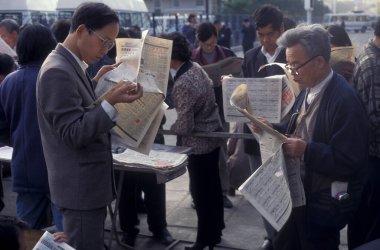 Çin Halkı, Çin 'in eski Xian şehrinde Şanxi' nin Provinz 'inde gazete okur. Çin, Xian, Ekim 1997