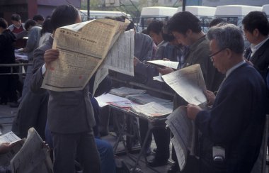 Çin Halkı, Çin 'in eski Xian şehrinde Şanxi' nin Provinz 'inde gazete okur. Çin, Xian, Ekim 1997