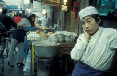 Çin 'deki Shaanxi Provinz' deki eski Xian şehrindeki Müslüman Mahallesi 'ndeki Müslüman Restoranları. Çin, Xian, Ekim 1997