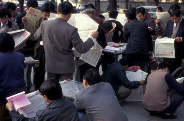 Çin Halkı, Çin 'in eski Xian şehrinde Şanxi' nin Provinz 'inde gazete okur. Çin, Xian, Ekim 1997