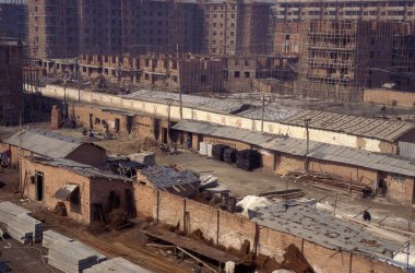 Çin 'in Shaanxi şehrinin Provinz bölgesindeki Xian şehir merkezinde bir inşaat alanı. Çin, Xian, Ekim 1997