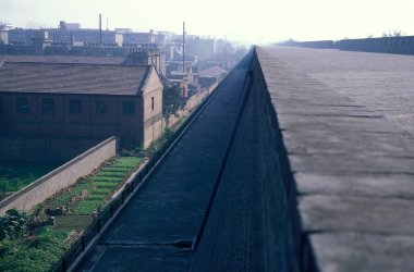 Çin 'deki Shaanxi' nin Provinz 'indeki eski Xian şehrinin duvarı. Çin, Xian, Ekim 1997