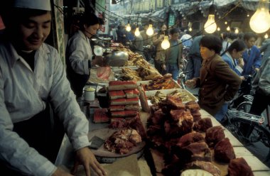 Çin 'deki Shaanxi Provinz' deki eski Xian şehrindeki Müslüman Mahallesi 'ndeki Müslüman Restoranları. Çin, Xian, Ekim 1997