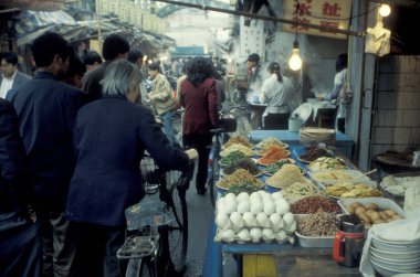 Çin 'deki Shaanxi Provinz' deki eski Xian şehrindeki Müslüman Mahallesi 'ndeki Müslüman Restoranları. Çin, Xian, Ekim 1997