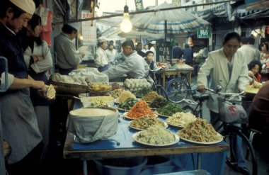 Çin 'deki Shaanxi Provinz' deki eski Xian şehrindeki Müslüman Mahallesi 'ndeki Müslüman Restoranları. Çin, Xian, Ekim 1997