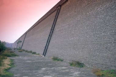Çin 'deki Shaanxi' nin Provinz 'indeki eski Xian şehrinin duvarı. Çin, Xian, Ekim 1997
