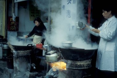 Çin 'deki Shaanxi Provinz' deki eski Xian şehrindeki Müslüman Mahallesi 'ndeki Müslüman Restoranları. Çin, Xian, Ekim 1997