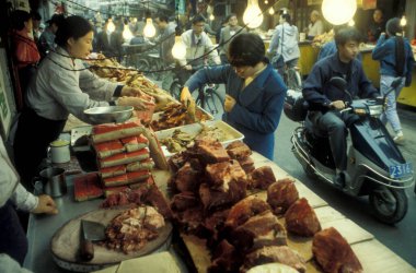 Çin 'deki Shaanxi Provinz' deki eski Xian şehrindeki Müslüman Mahallesi 'ndeki Müslüman Restoranları. Çin, Xian, Ekim 1997
