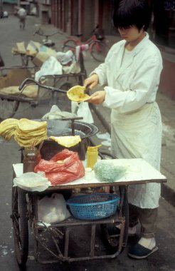 Çin 'deki Shaanxi Provinz' deki eski Xian şehrindeki Müslüman Mahallesi 'ndeki Müslüman Restoranları. Çin, Xian, Ekim 1997