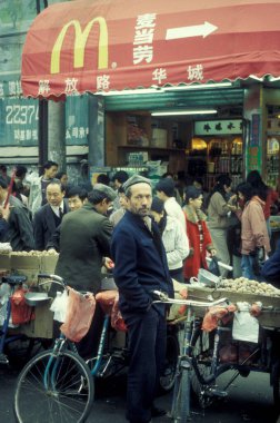 Çin 'in Shaanxi bölgesindeki eski Xian şehrinde bir Market ve Mc Donald Restoranı. Çin, Xian, Ekim 1997