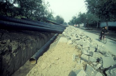 Çin 'in Shaanxi şehrinin Provinz bölgesindeki Xian şehir merkezinde bir inşaat alanı. Çin, Xian, Ekim 1997