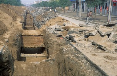 Çin 'in Shaanxi şehrinin Provinz bölgesindeki Xian şehir merkezinde bir inşaat alanı. Çin, Xian, Ekim 1997