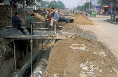 Çin 'in Shaanxi şehrinin Provinz bölgesindeki Xian şehir merkezinde bir inşaat alanı. Çin, Xian, Ekim 1997