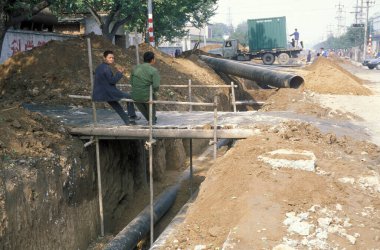 Çin 'in Shaanxi şehrinin Provinz bölgesindeki Xian şehir merkezinde bir inşaat alanı. Çin, Xian, Ekim 1997