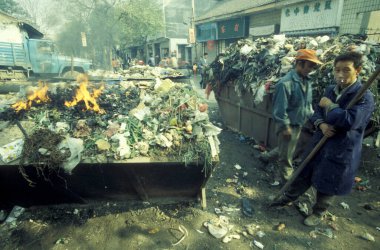 Çin 'deki Shaanxi' nin Provinz 'indeki eski Xian şehrinde insanlar atık yakıyor. Çin, Xian, Ekim 1997