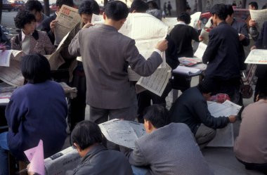 Çin Halkı, Çin 'in eski Xian şehrinde Şanxi' nin Provinz 'inde gazete okur. Çin, Xian, Ekim 1997