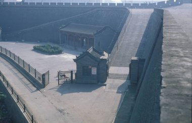 Çin 'deki Shaanxi' nin Provinz 'indeki eski Xian şehrinin duvarı. Çin, Xian, Ekim 1997