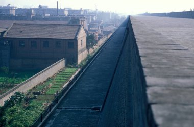 Çin 'deki Shaanxi' nin Provinz 'indeki eski Xian şehrinin duvarı. Çin, Xian, Ekim 1997