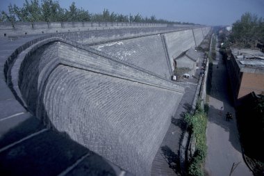 Çin 'deki Shaanxi' nin Provinz 'indeki eski Xian şehrinin duvarı. Çin, Xian, Ekim 1997