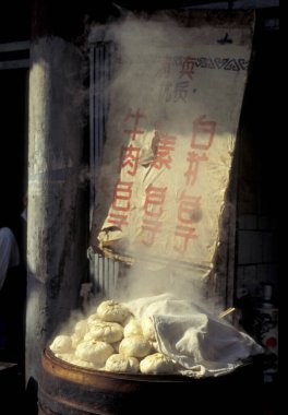 Çin 'in Shaanxi Provinz bölgesindeki eski Xian şehrindeki Müslüman Mahallesi' ndeki Müslüman restoranlarında Çin Ekmeği Mantou. Çin, Xian, Ekim 1997