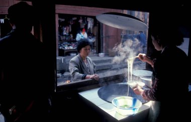 Çin 'deki Shaanxi Provinz' deki eski Xian şehrindeki Müslüman Mahallesi 'ndeki Müslüman Restoranları. Çin, Xian, Ekim 1997