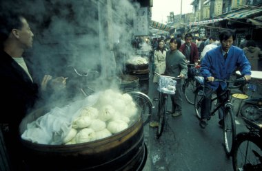 Çin 'deki Shaanxi Provinz' deki eski Xian şehrindeki Müslüman Mahallesi 'ndeki Müslüman Restoranları. Çin, Xian, Ekim 1997