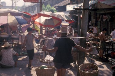 Çin 'in Shaanxi bölgesindeki Xian şehrinde bir pazar yeri. Çin, Xian, Ekim 1997