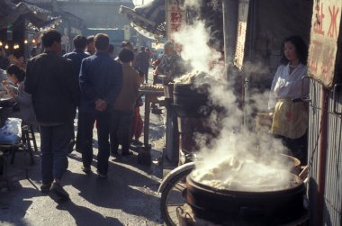 Çin 'deki Shaanxi Provinz' deki eski Xian şehrindeki Müslüman Mahallesi 'ndeki Müslüman Restoranları. Çin, Xian, Ekim 1997