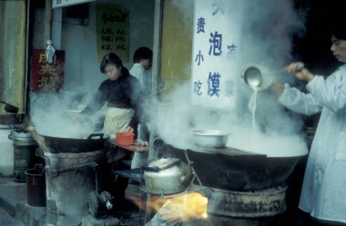 Çin 'deki Shaanxi Provinz' deki eski Xian şehrindeki Müslüman Mahallesi 'ndeki Müslüman Restoranları. Çin, Xian, Ekim 1997