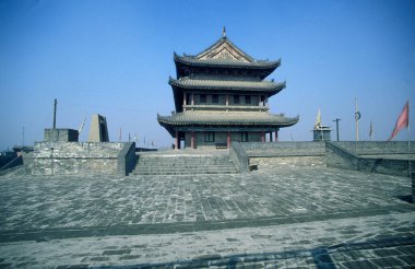 Çin 'in Shaanxi şehrinin Provinz bölgesindeki Xian şehrinin duvarında bir kapı. Çin, Xian, Ekim 1997