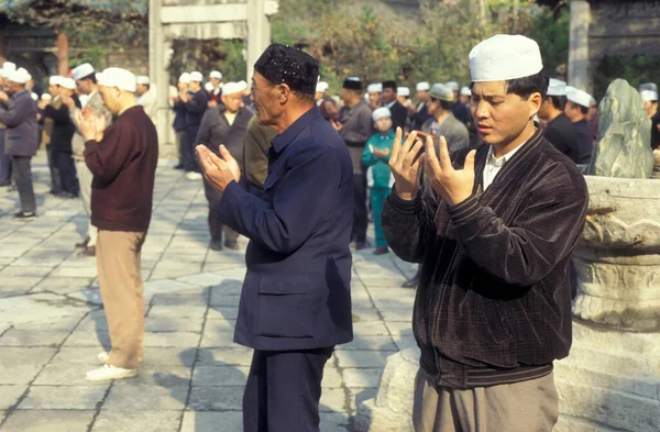 Orang Tionghoa Muslim Berdoa Masjid Agung Bagian Muslim Kota Lama — Stok Foto