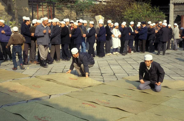 Chineses Muçulmanos Rezam Grande Mesquita Bairro Muçulmano Cidade Velha Xian — Fotografia de Stock