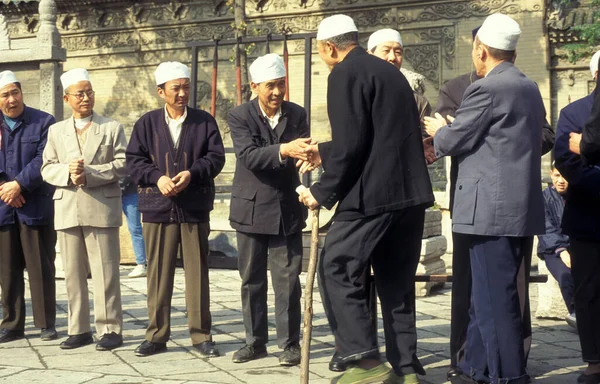 Chineses Muçulmanos Rezam Grande Mesquita Bairro Muçulmano Cidade Velha Xian — Fotografia de Stock