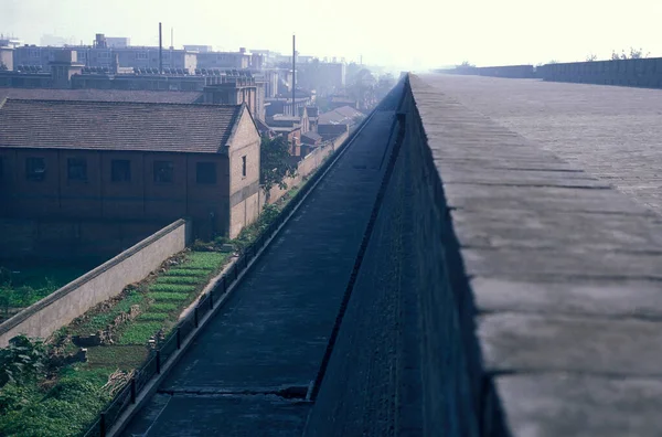 Çin 'deki Shaanxi' nin Provinz 'indeki eski Xian şehrinin duvarı. Çin, Xian, Ekim 1997