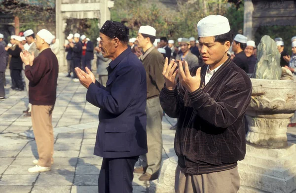 Kínai Muszlim Emberek Imádkoznak Nagy Mecset Muszlim Negyed Óvárosában Xian — Stock Fotó
