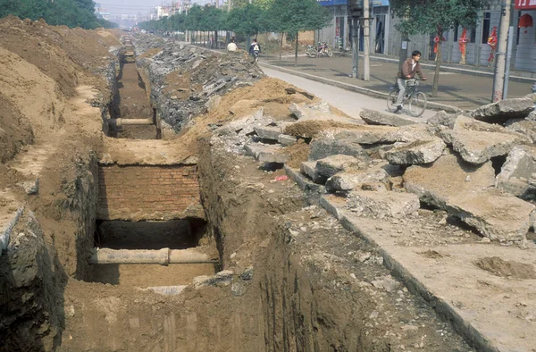 Çin 'in Shaanxi şehrinin Provinz bölgesindeki Xian şehir merkezinde bir inşaat alanı. Çin, Xian, Ekim 1997