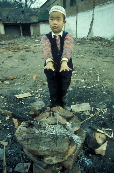 Uma Criança Fogo Quente Beco Bairro Muçulmano Cidade Velha Xian — Fotografia de Stock