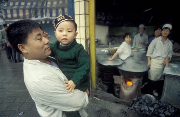 Çin 'deki Shaanxi Provinz' deki eski Xian şehrindeki Müslüman Mahallesi 'ndeki Müslüman Restoranları. Çin, Xian, Ekim 1997