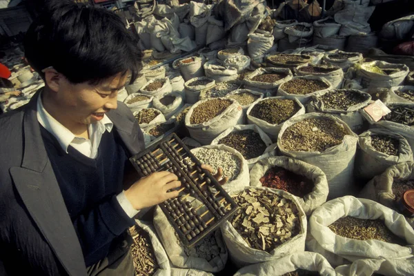 인들은 산시성의 산시성 중심부에 시엔의 약장에서 번갈아 먹는다 China Xian — 스톡 사진