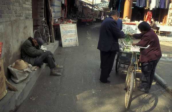 Çin 'deki Shaanxi' nin Provinz 'inde Xian şehir merkezinde bisikleti olan bir nakliye aracı. Çin, Xian, Ekim 1997