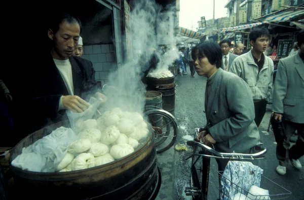 Çin 'deki Shaanxi Provinz' deki eski Xian şehrindeki Müslüman Mahallesi 'ndeki Müslüman Restoranları. Çin, Xian, Ekim 1997