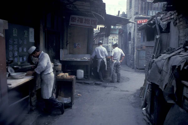Çin 'deki Shaanxi Provinz' deki eski Xian şehrindeki Müslüman Mahallesi 'ndeki Müslüman Restoranları. Çin, Xian, Ekim 1997