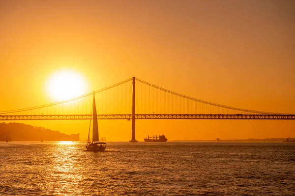 Sailboat Ponte Abril 25The April Bridge Rio Tejo City Lisbon — Fotografia de Stock